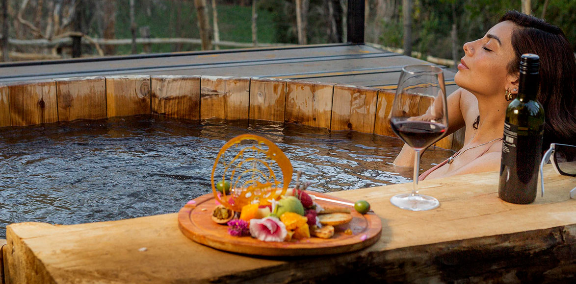 Mujer en tinajas calientes