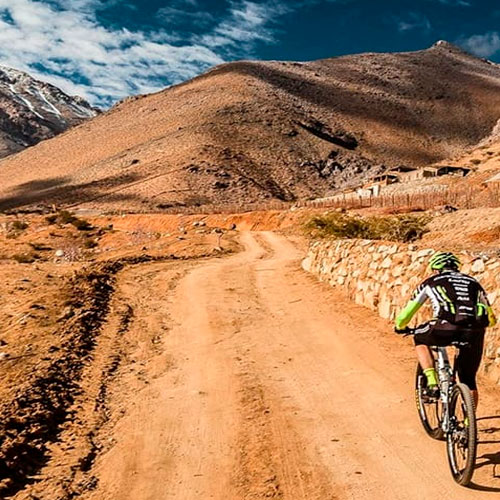 hombre en bicicleta en la montaña
