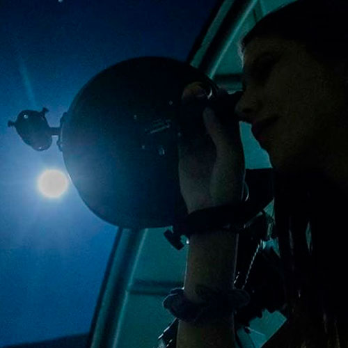mujer observando las estrellas