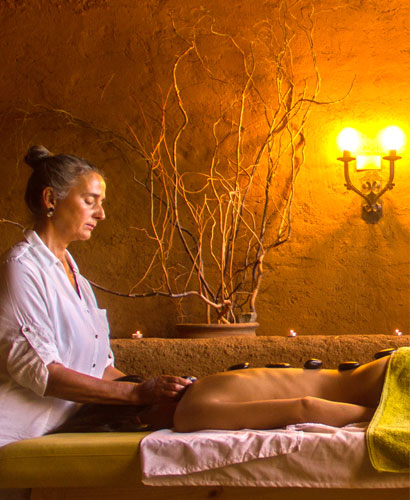 Persona recibiendo un masaje relajante en un hotel en el valle del elqui, chile