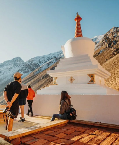 monumento estupa budista en la montaÃ±a