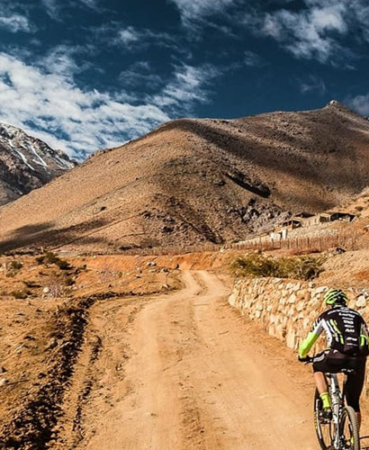 persona andando en mountainbike al aire libre en la montaÃ±a