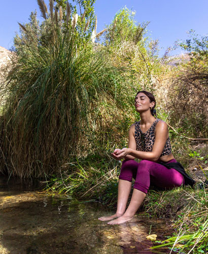 mujer disfrutando con los pies en el agua en el rio