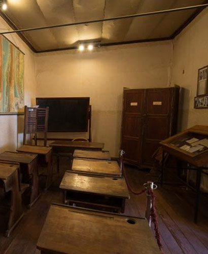 sale de clases con mesones antiguos