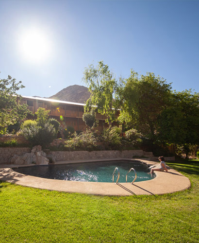 niÃ±a en una piscina en hotel