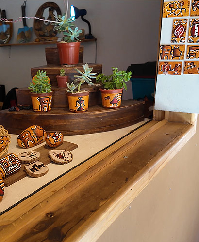 artesania en madera y plantas decorativas