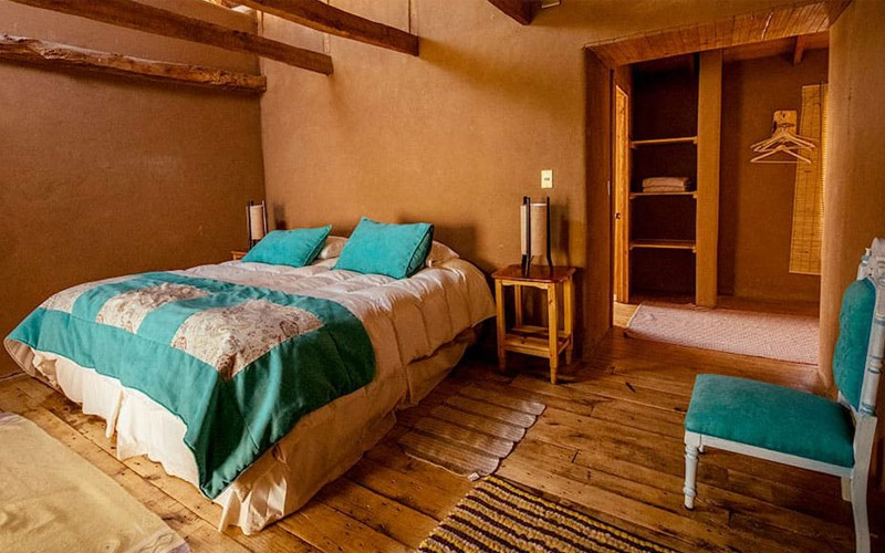 habitacion de hotel rustico con cama matrimonial