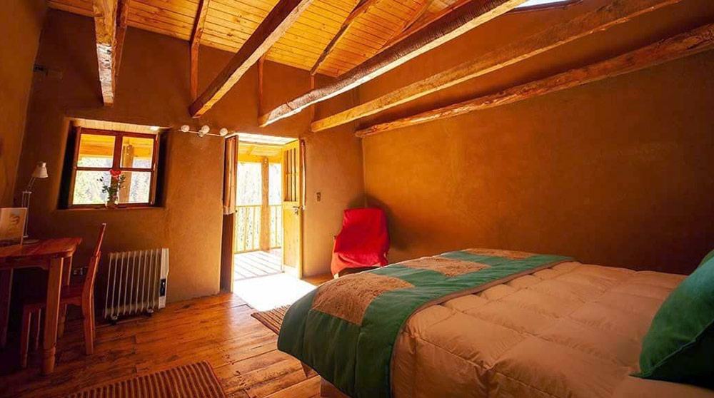 HabitaciÃ³n de hotel rÃºstica con cama y decoraciÃ³n de madera