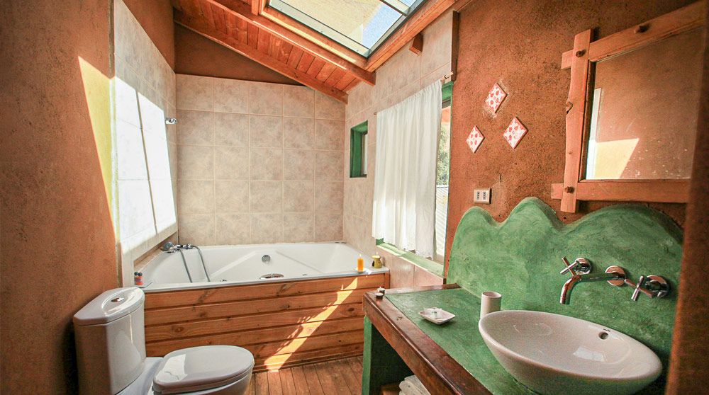 baÃ±o rustico con madera y adobe