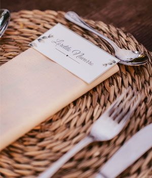 cubiertos con tarjeta y detalle matrimonio