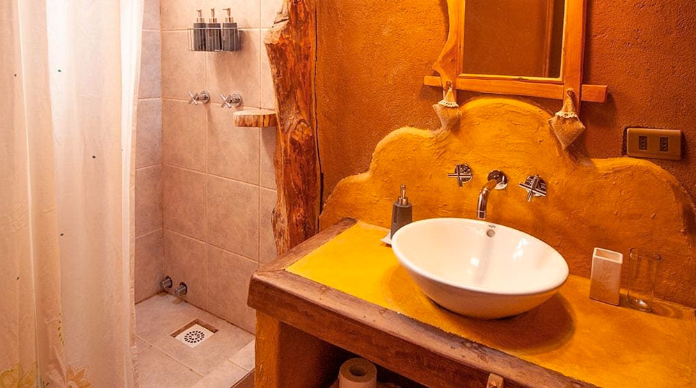 baÃ±o rÃºstico en un hotel