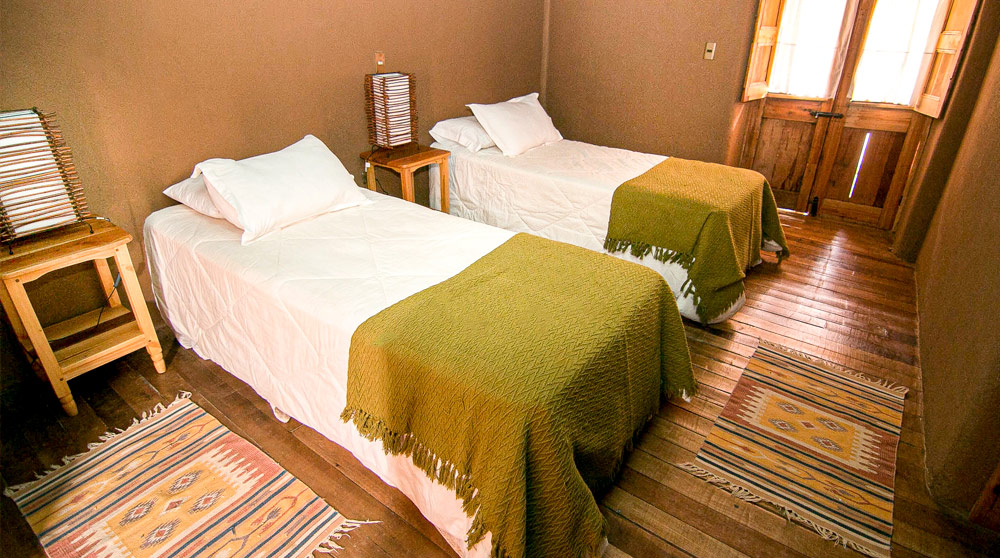 habitacion rustica de hotel con dos camas