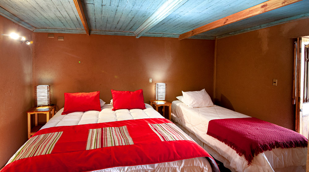 habitaciÃ³n rustica en un hotel con cama matrimonial y cama individual