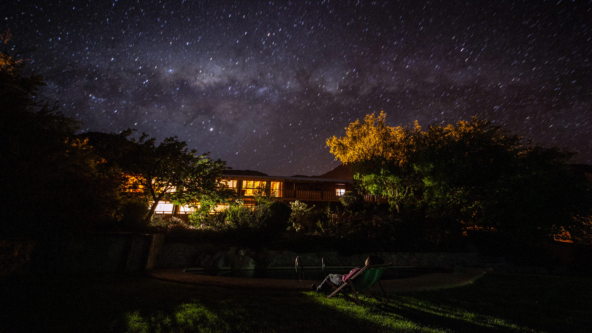 cielo estrellado de noche en una casona de campo