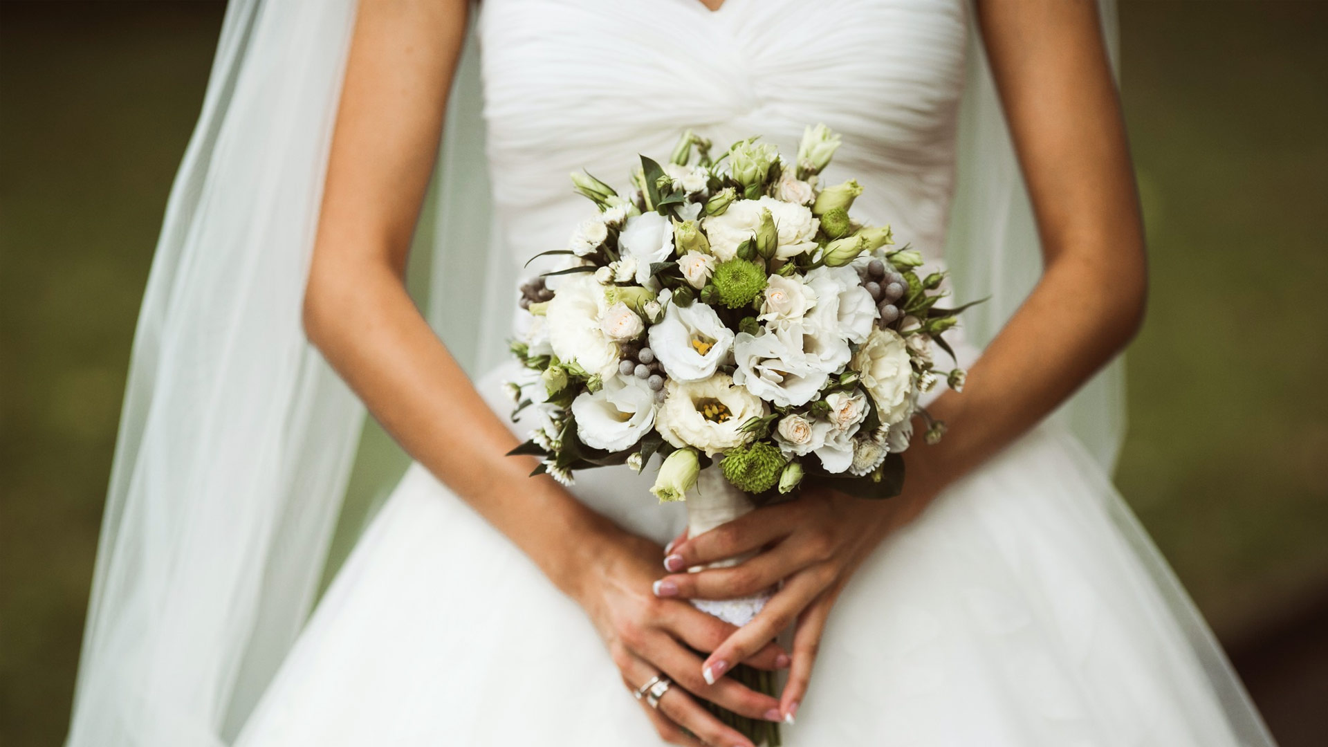 novia con ramos de flores