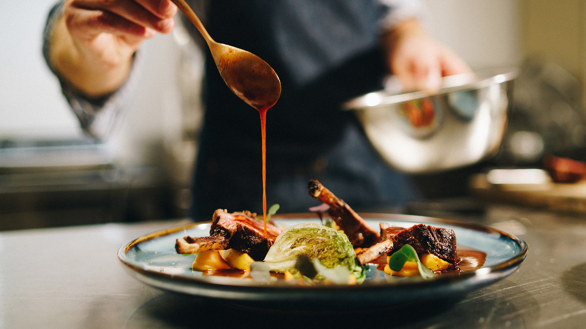 cheff con plato gourmet