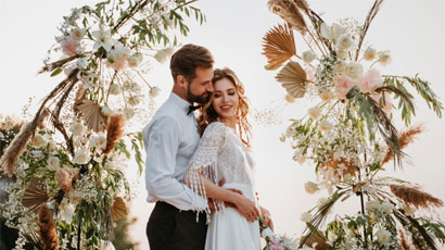 pareja en matrimonio al aire libre