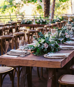 arreglo de mesas con flores para matrimonio en un jardin