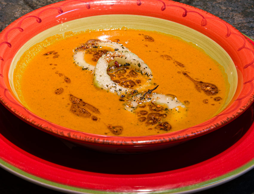 plato con sopa de mariscos