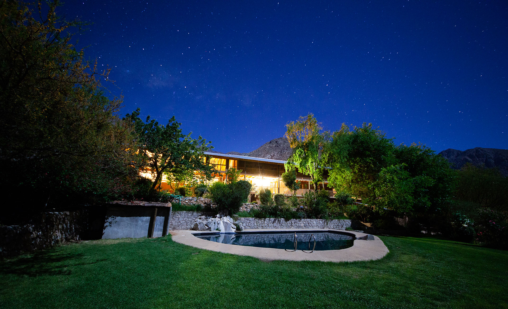vista nocturna de un hotel en las montaÃ±as